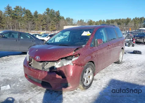 2014 Toyota Sienna Le V6 8 Passenger z USA, uszkodzony, nr VIN 5TDKK3DC7ES477389